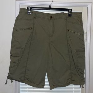 Bermuda cargo shorts
